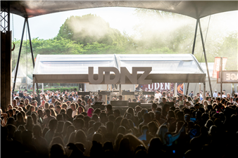 festivalbezoeker-geniet-van-de-avond-tijdens-udnz-uden-mei-2026