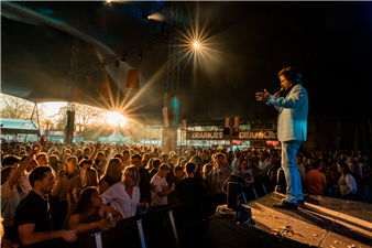 gezellige-sfeer-in-de-feesttent-tijdens-avondje-uden-live-2026